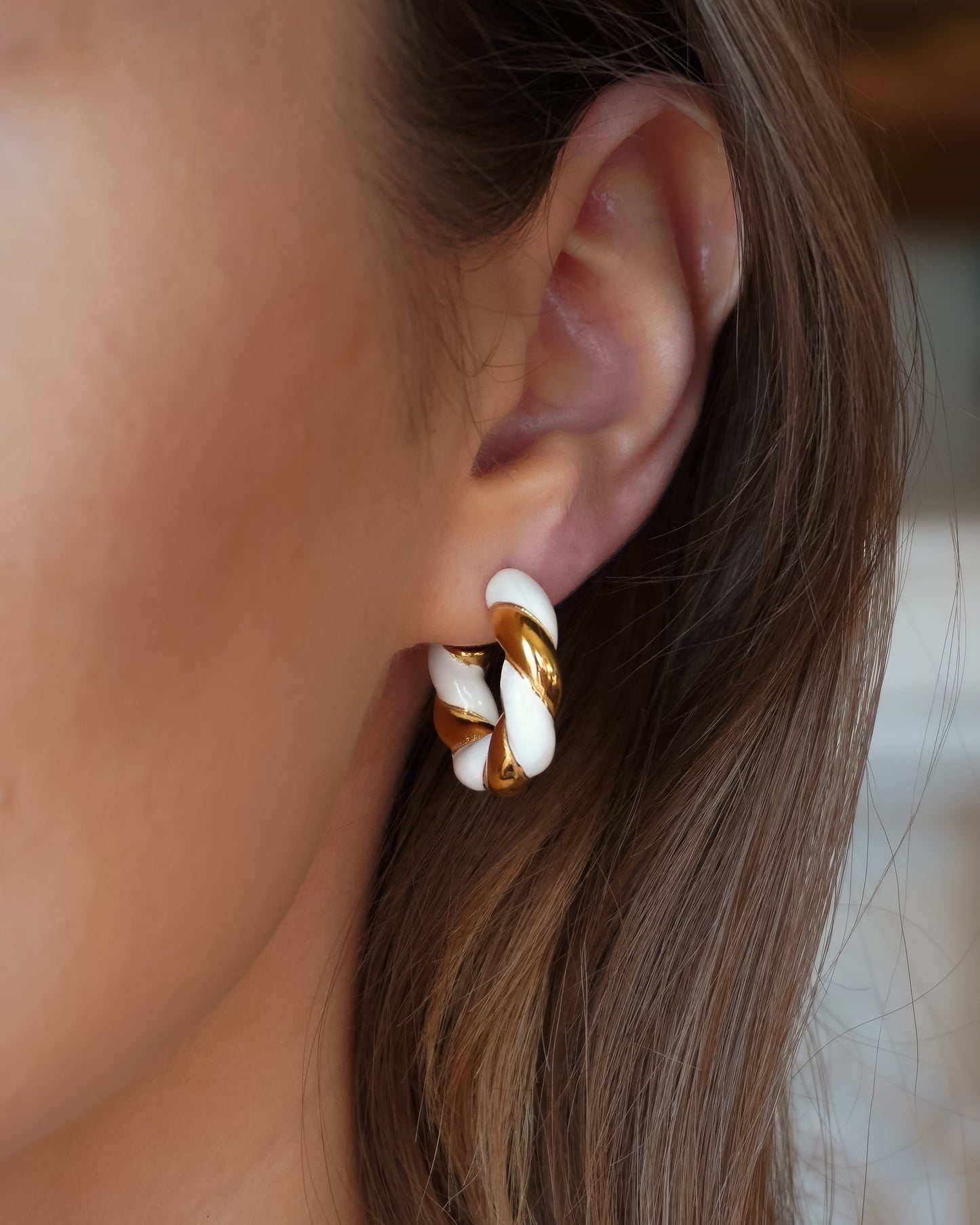Swirl Earrings White | 18k Gold Plated